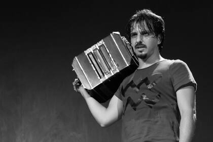 El bandoneonista presenta su power trío Cañón