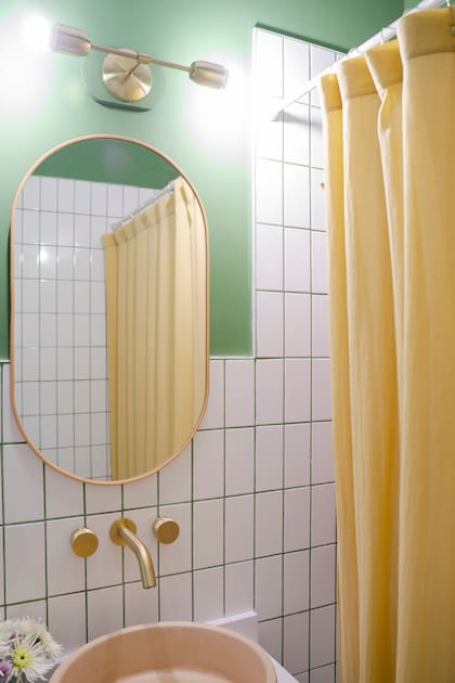 El baño aporta calma en la elección de los tonos y las formas