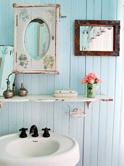 El baño, con paredes celestes y artefactos originales