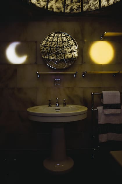 El baño construido con albastro para reflejar el sol y la luna