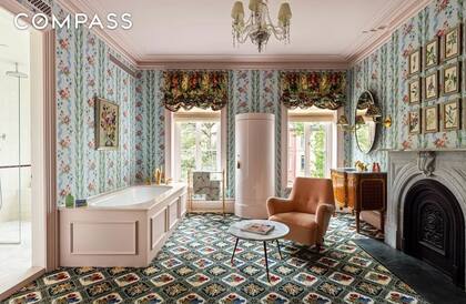 El baño cuenta con chimenea y una gran bañera de hidromasajes (Captura/Compass)