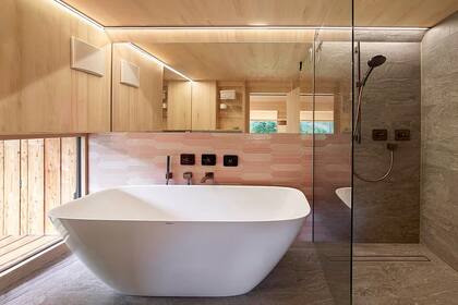 El baño cuenta con vista al exterior, aprovechando que se trata de un lugar bastante aislado por el que no suele pasar nadie cerca.