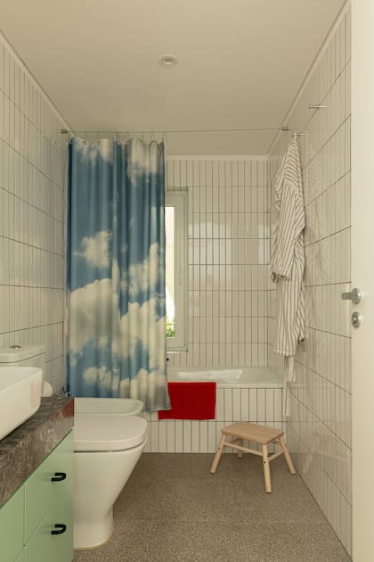 El baño de ese cuarto también se usa para visitas. Piso granítico (Moltrasio).