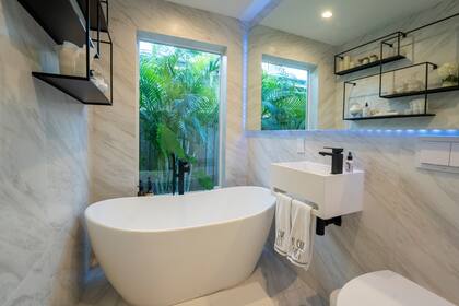 El baño, de estilo net, es uno de sus espacios de relajación (“donde me doy largos baños de espuma”)