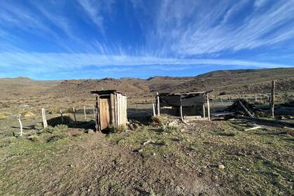 El baño de Fabio y su familia está afuera de la casa; con las temperaturas bajo cero o con nieve, se hace difícil llegar hasta ahí