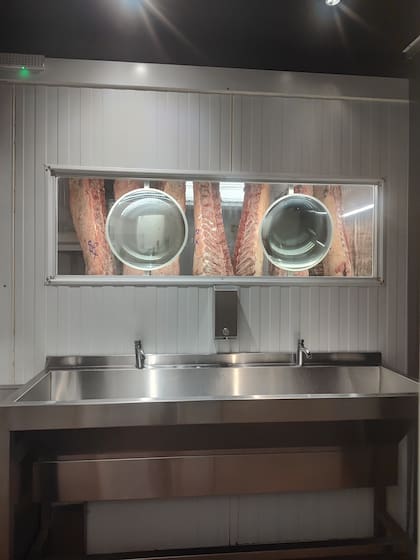 El baño de José El Carnicero tiene vista a la cámara frigorífica