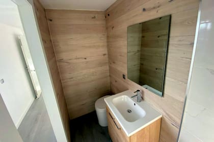 El baño de la casa prefabricada de Bauhaus tiene muebles de madera clara