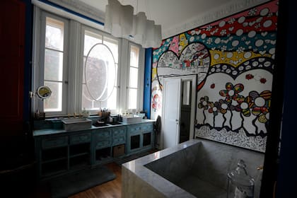 El baño de la habitación principal con un mural pintado por la nueva dueña