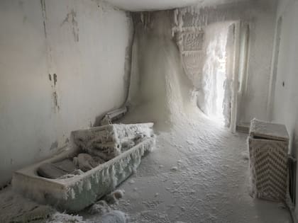 El baño de una residencia de Vorkuta, dejado a la merced de las temperaturas extremas (Maria Passer/Anadolu Agency)