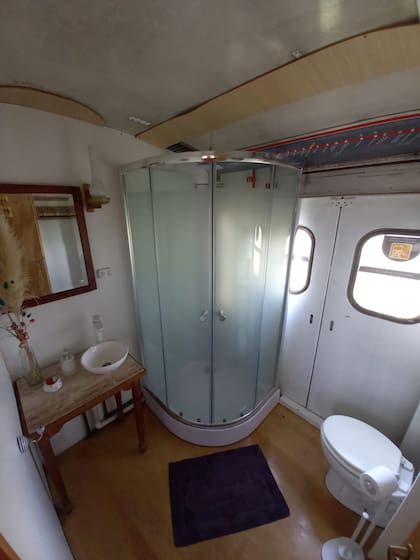 El baño del vagón tiene ducha escocesa