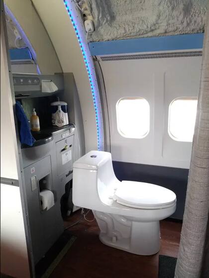 El baño en el mismo espacio que funcionaba el baño del avión pero ampliado