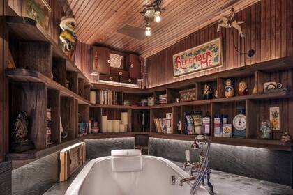 El baño, en mármol y madera.