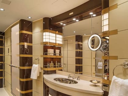 El baño en suite de la habitación principal es un lujo en sí mismo