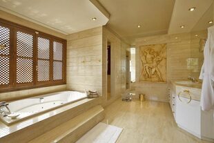 El baño en suite del dormitorio principal