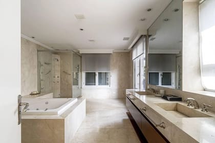 El baño en suite está revestido en mármol