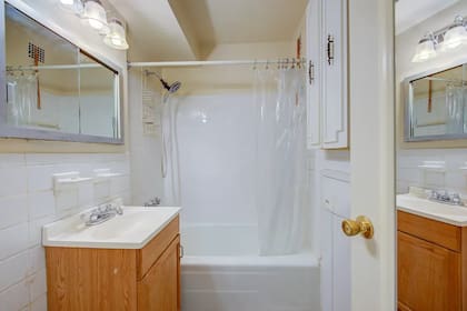 El baño es completo y tiene bañadera