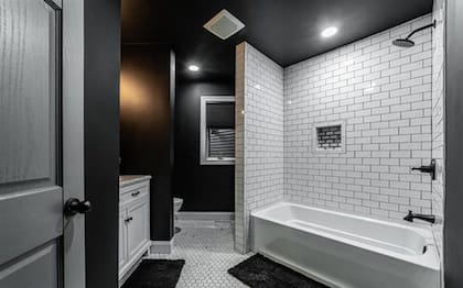 El baño es el ambiente donde menos negro hay ya que los azulejos blancos predominan sobre las paredes