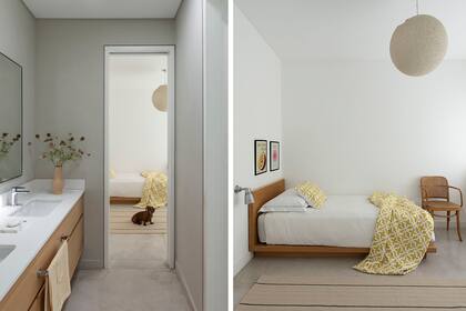 El baño es el que comunica los cuartos de las chicas. El mueble es enchapado en roble natural con mesada en Purastone.