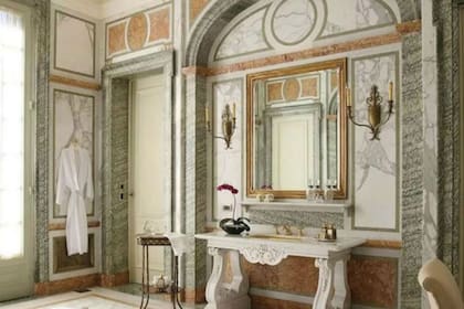El baño está cubierto con mármol de Carrara y tiene canillas de oro