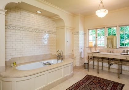 El baño exhibe una decoración vintage, con detalles que remiten al estilo clásico