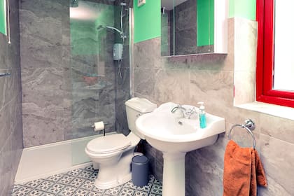 El baño fue actualizado como parte de la reforma integral de la casa adquirida por Collins en 2022