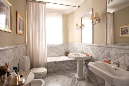 El baño fue lo único que se hizo completamente a nuevo, aunque con piezas de mármol de Carrara y, claro está, un diseño que respetara el estilo general de la casa.