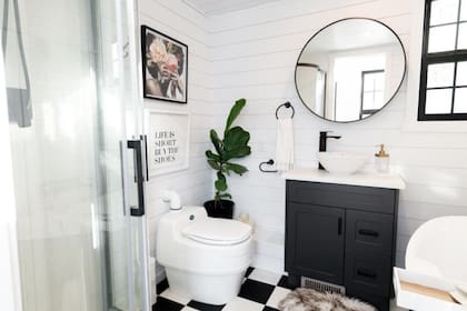 El baño incorpora bañera y ducha separadas