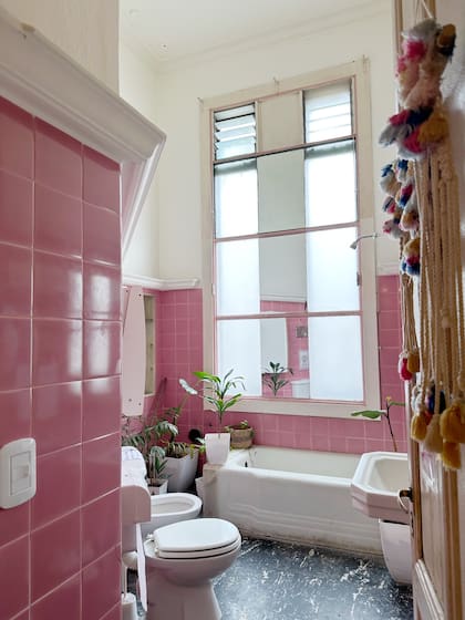 El baño mantiene sus azulejos rosados originales
