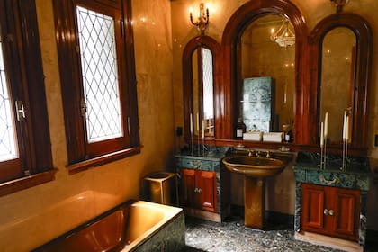 El baño mantuvo su construcción original, con una bañera y las dimensiones de un monoambiente