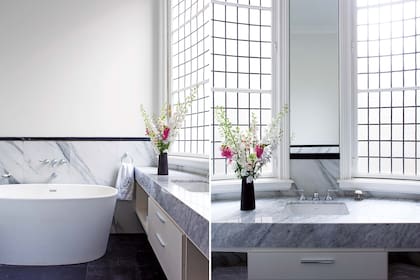 El baño moderno homenajea a los de aquella época: tiene una tina y abundancia de mármol.