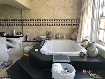 El baño, otro de los ambientes abandonado con todos sus elementos en su lugar