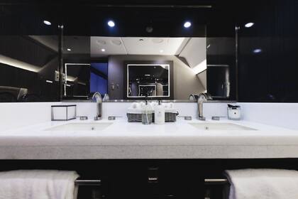 El baño para dos personas del avión lujoso