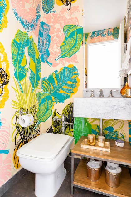 El baño pequeño es puro color