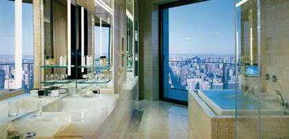 El baño principal de cristal de roca con una bañera de cromoterapia