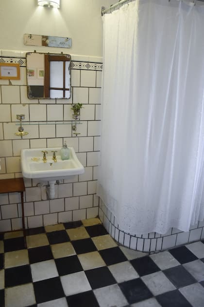 El baño principal de la casa conserva muchos elementos de la época
