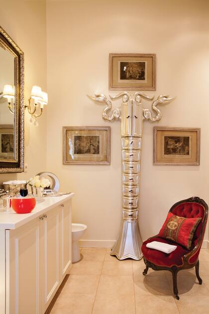 El baño principal está decorado con un original alhajero en forma de escorpión, varios grabados antiguos y un canapé estilo victoriano