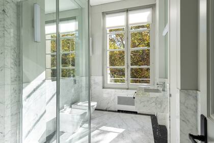 El baño principal fue construido con mármol italiano