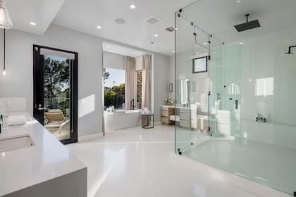 El baño principal propone una bañera con vista al exterior