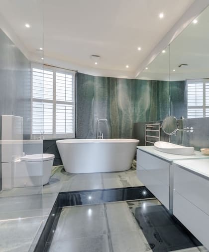 El baño principal, que está totalmente renovado, cuenta con doble lavabo y bañera