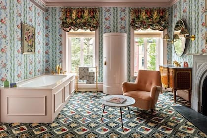 El baño principal sorprende por su escala y excentricidad