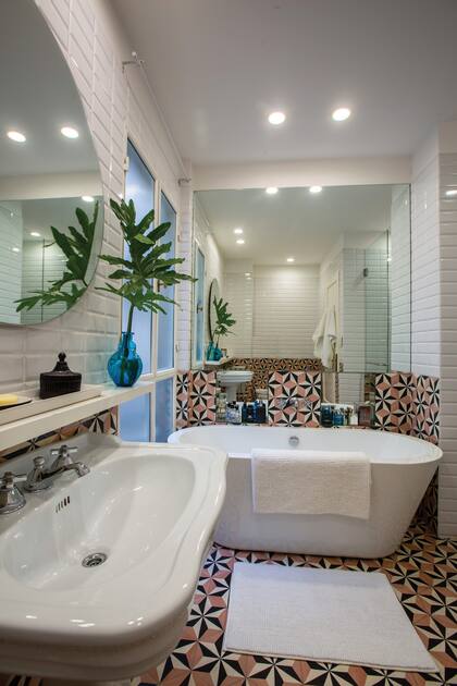 El baño principal tiene azulejos ‘Subway’, calcáreos de diseño geométrico y bacha vintage.