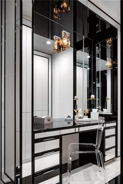 El baño principal tiene una ducha de vapor, doble lavamanos y tocador.