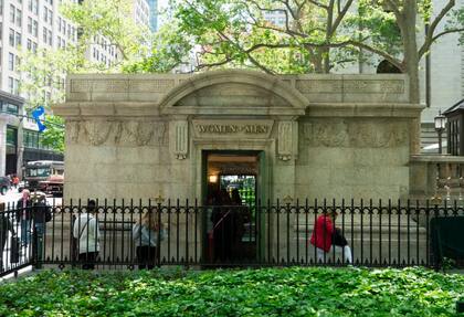 El baño público de Bryant Park, considerado "el más elegante de Nueva York", recibió una renovación cercana a los 300 mil dólares en 2017, financiada por donantes privados