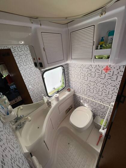 El baño tiene ducha caliente.