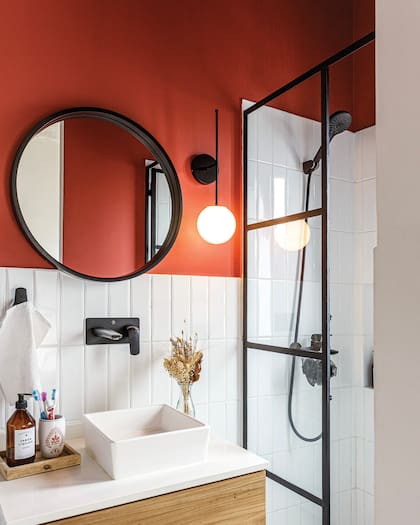 El baño tiene pocos metros muy bien distribuidos.