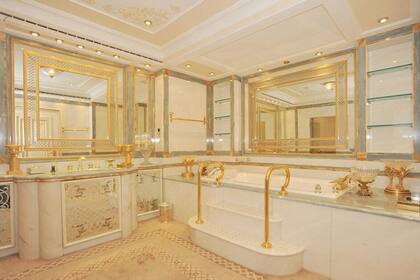 El baño tiene sus terminaciones trabajadas en oro