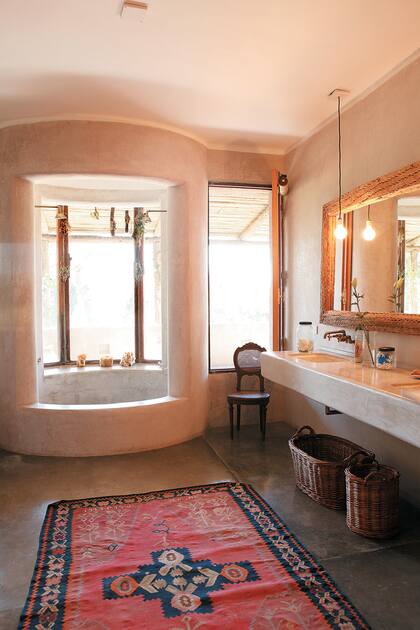 El baño tiene un espacio circular para la ducha de una amplitud tal que no requiere cortinas.