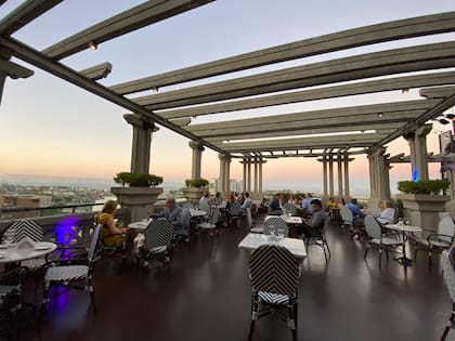 El bar abre de miércoles a domingo en el piso once.