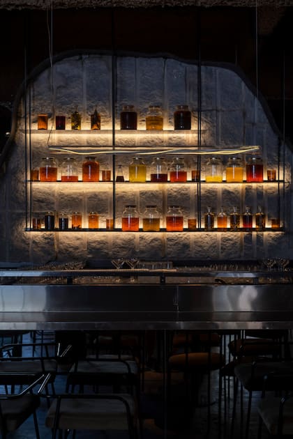 El bar cuenta con una serie de alcoholes macerados especialmente por su equipo de bartenders y enmarcados en piedra.