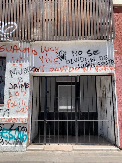 El bar de la tragedia, cerrado y graffiteado por los pedidos de Justicia por Lucía